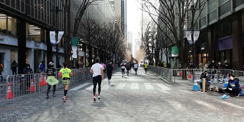 東京マラソン2021　あと1キロ　ゴール目前　石畳