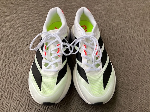 アディゼロボストン13 前から