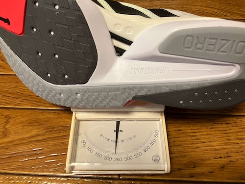 アディゼロボストン13 重さ 測る 235g