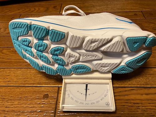 ホカオネオネ　クリフトン10　重さ