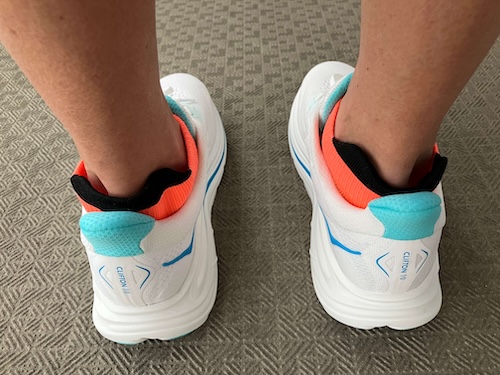 ホカオネオネ　クリフトン10　足入れ　後ろから