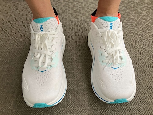 ホカオネオネ　クリフトン10　足入れ　前から